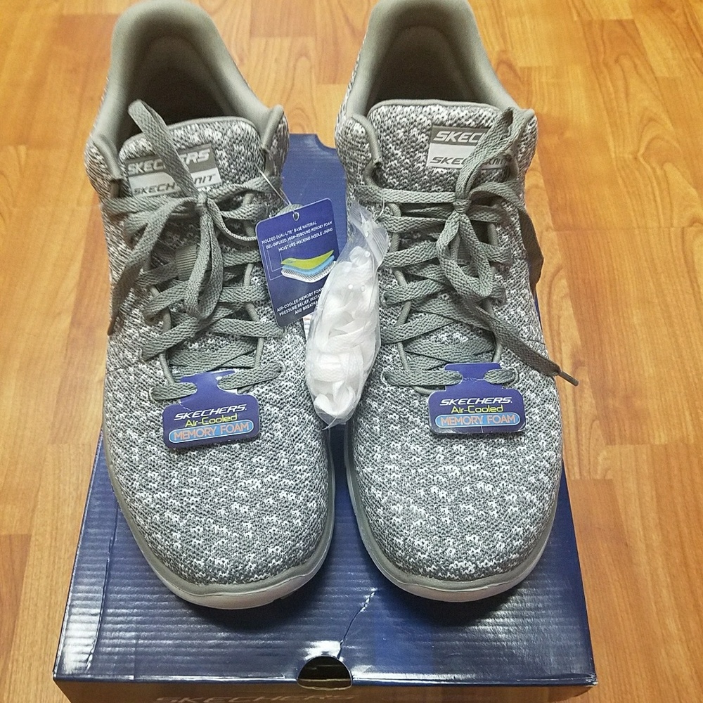 Walking shoes - Picture 2 of 8